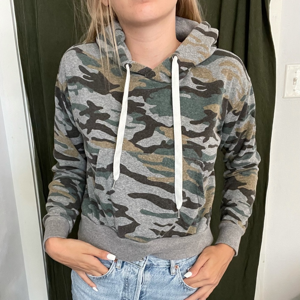 forever 21 cropped camo sweatshirt, size S !